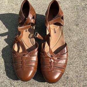 Clarks womens Wendy alto fisherman sandal